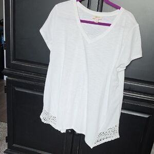 Apt. 9 White V‑Neck Short Sleeve Tee with Crochet Hem